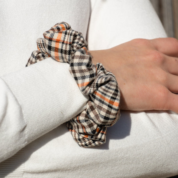 Scrunchie TARTAN NERO/ARANCIO